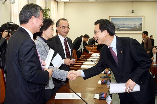 장관 임명후 국회를 첫 방문한 유시민 보건복지부장관이 지난 13일 오후 국회 연금제도특위가 끝난뒤 한나라당 의원들에게 악수를 청하고 있다. 